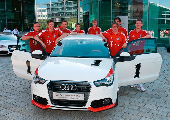 Những ngôi sao sáng nhất của Bayern bên cạnh một mẫu xe đua của hãng Audi